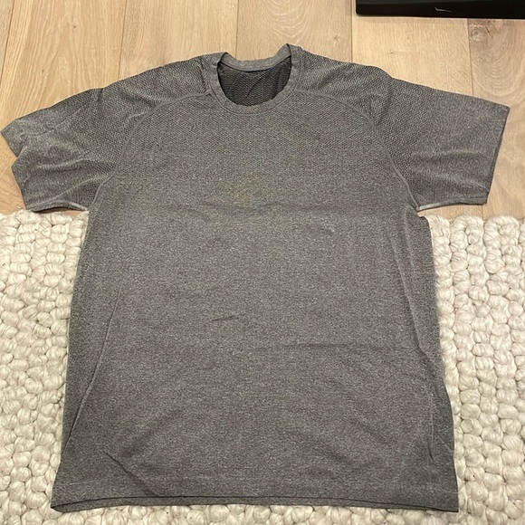 Men’s Lululemon  T-shirt - Picture 1 of 2